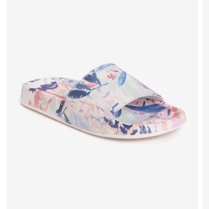 Muk Luks slide Sandal Women’s size large 9-10 pool party white floral